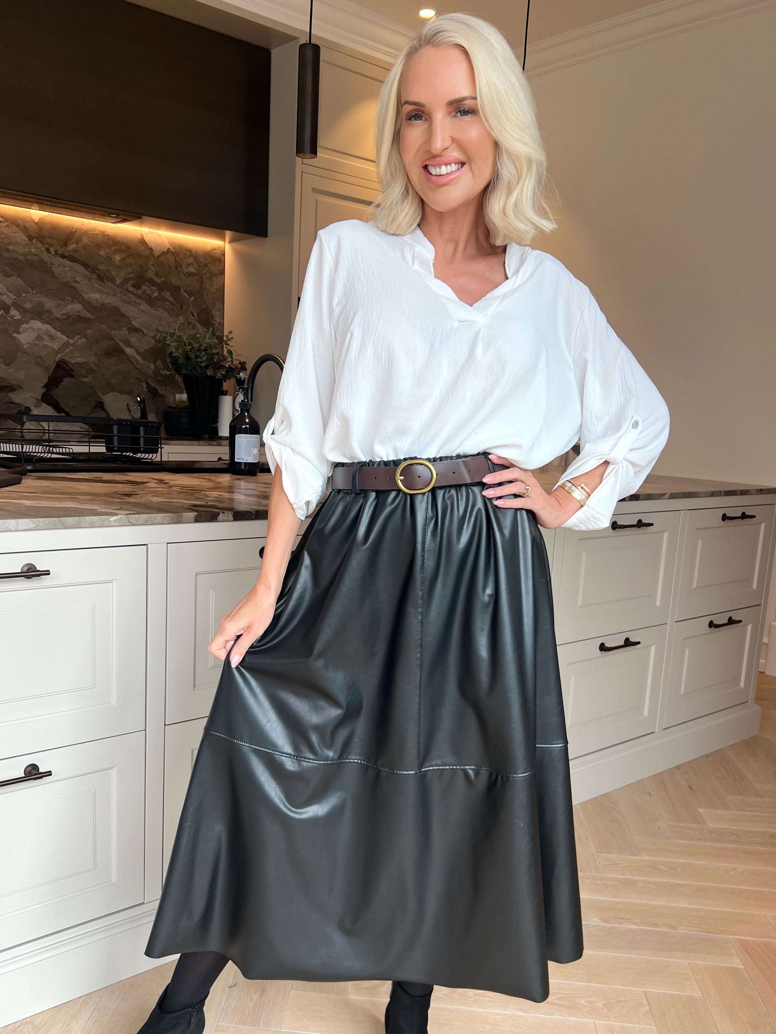 Willow - Stilfuld midi-nederdel i læderlook med elastisk talje